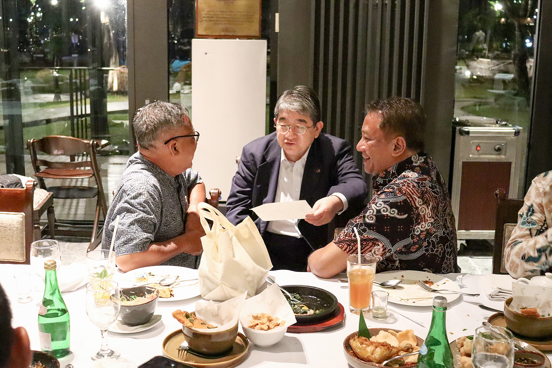 仁科学長と談笑する卒業生