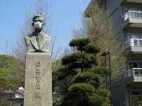 教育学部本館前の「石井素」像もマスク
