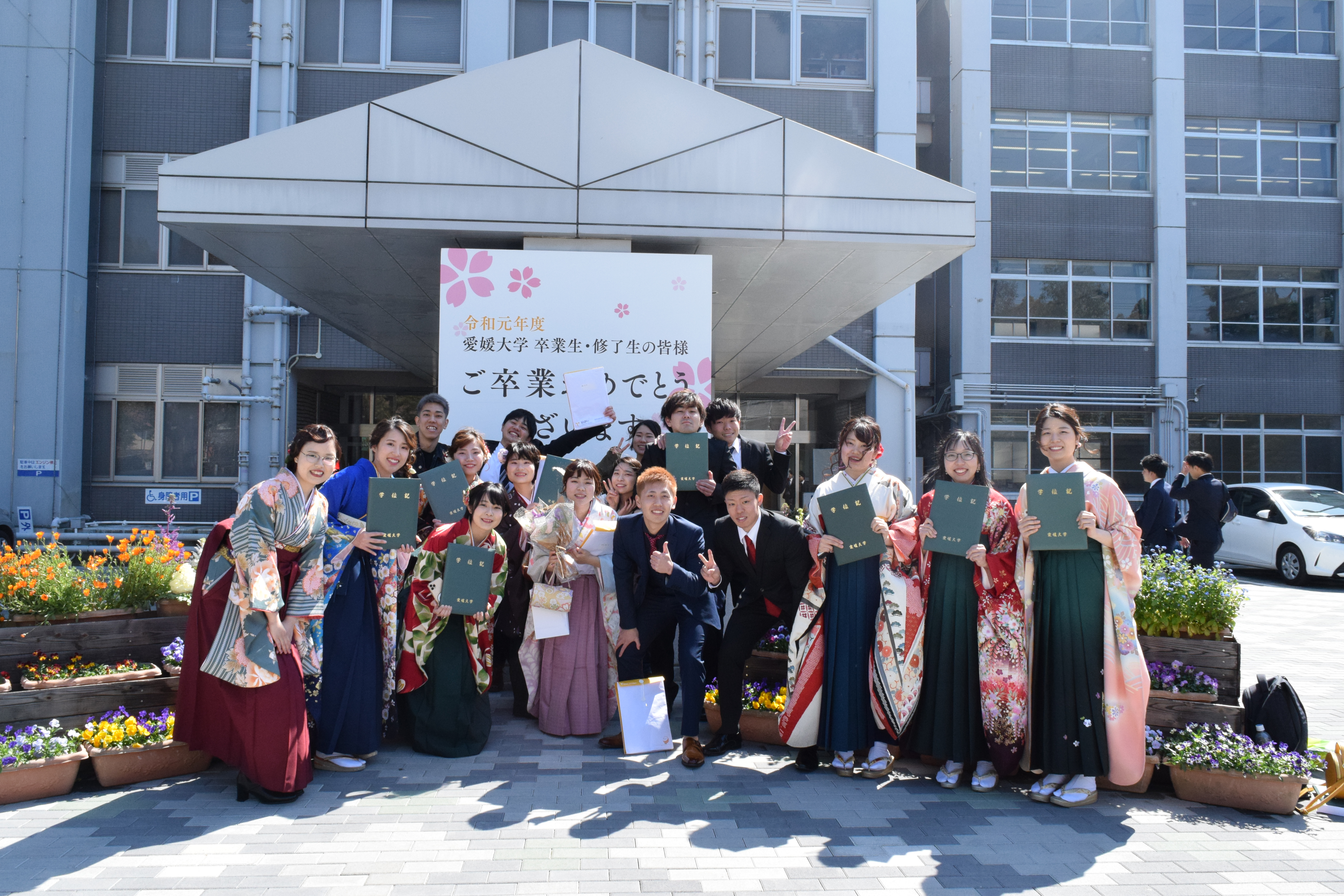 樽味キャンパス農学部本館前